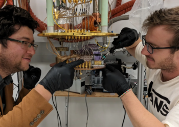 I membri del team NIST Bakhrom Oripov (a sinistra) e Ryan Morgenstern (a destra) montano la fotocamera superconduttrice da 400mila pixel su uno stadio criogenico specializzato. Credits: Adam McCaughan/NIST