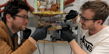 I membri del team NIST Bakhrom Oripov (a sinistra) e Ryan Morgenstern (a destra) montano la fotocamera superconduttrice da 400mila pixel su uno stadio criogenico specializzato. Credits: Adam McCaughan/NIST