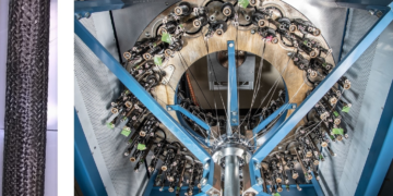 A sinistra, un tubo di rinforzo intrecciato ibrido in fibra di carbonio e nanotubi di carbonio della NASA. A destra, la macchina intrecciatrice utilizzata per produrlo. Credits: NASA