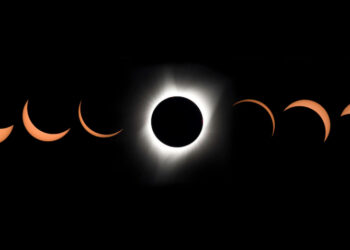 Immagine composita che mostra la progressione di un'eclissi solare totale vista dall'Oregon nell'agosto 2017. Credits: NASA/Aubrey Gemignani