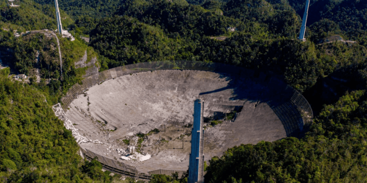 Il radiotelescopio di Arecibo distrutto, dopo il crollo nel dicembre 2020. Credits: Ricardo Arduengo/AFP