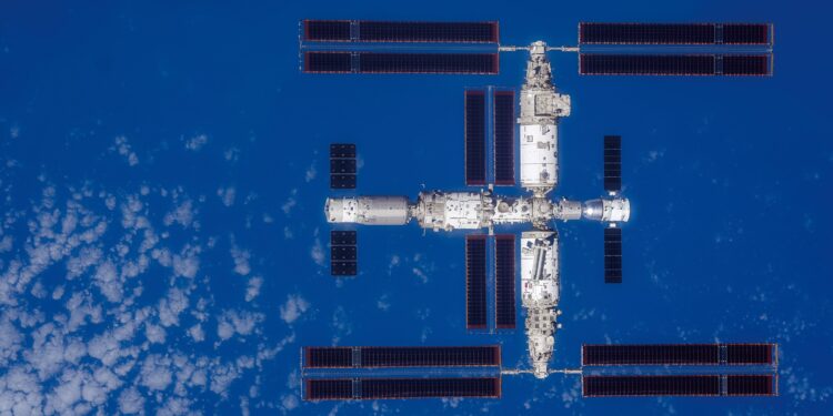 La stazione spaziale Tiangong fotografata dalla capsula di rifornimento Tianzhou
