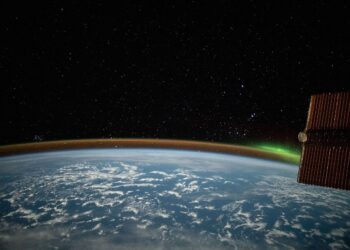L'atmosfera terrestre vista dalla Stazione Spaziale Internazionale. La ionosfera è lo strato superiore, dove le radiazioni provenienti dal Sole e dal cosmo ionizzano i gas.