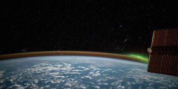 L'atmosfera terrestre vista dalla Stazione Spaziale Internazionale. La ionosfera è lo strato superiore, dove le radiazioni provenienti dal Sole e dal cosmo ionizzano i gas.