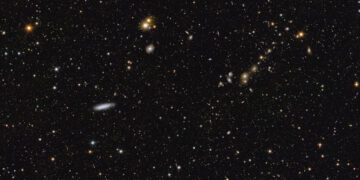 Immagine di Euclid che mostra un'area del mosaico rilasciata dall'ESA il 15 ottobre 2024. L'area è ingrandita dodici volte rispetto al mosaico. Al centro a sinistra, la galassia a spirale NGC 2188. Nell'angolo in alto a destra, il cluster di galassie Abell 3381. Credits: ESA/Euclid/Euclid Consortium/NASA, CEA Paris-Saclay