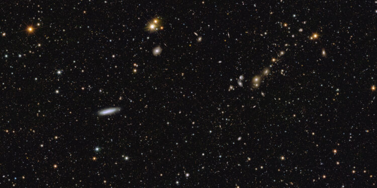 Immagine di Euclid che mostra un'area del mosaico rilasciata dall'ESA il 15 ottobre 2024. L'area è ingrandita dodici volte rispetto al mosaico. Al centro a sinistra, la galassia a spirale NGC 2188. Nell'angolo in alto a destra, il cluster di galassie Abell 3381. Credits: ESA/Euclid/Euclid Consortium/NASA, CEA Paris-Saclay