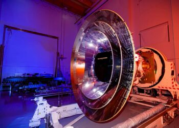 Il telescopio spaziale SPHEREx della NASA durante integrazione e test presso BAE Systems a Boulder, Colorado, nell'aprile 2024. Credits: BAE Systems