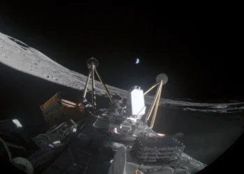 Il lander Odysseus della missione IM-2 posato su un fianco sulla Luna.
