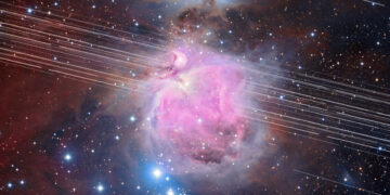 Immagine scattata nel dicembre 2019, combinazione digitale di oltre 65 esposizioni di 3 minuti, della Nebulosa di Orione, sporcata dai satelliti di passaggio. Credits: Amir H. Abolfath