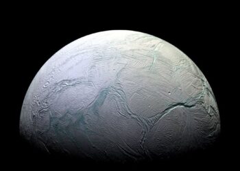 La luna Encelado di Saturno, vista dalla sonda Cassini della NASA. Credits: NASA/JPL-Caltech