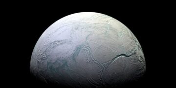 La luna Encelado di Saturno fotografata dalla sonda Cassini. Credits: NASA/JPL-Caltech