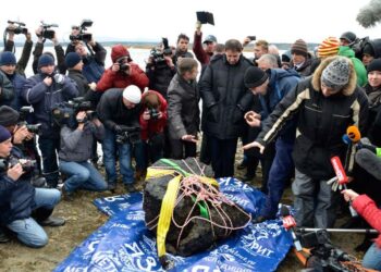 Immagine che mostra un frammento del meteorite caduto nel lago Chebarkul nei pressi di Chelyabinsk nel 2013. Credits: Reuters/Anton Melinkov