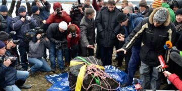 Immagine che mostra un frammento del meteorite caduto nel lago Chebarkul nei pressi di Chelyabinsk nel 2013. Credits: Reuters/Anton Melinkov