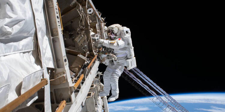 L'astronauta ESA Luca Parmitano, legato alla Stazione Spaziale Internazionale mentre ultima le riparazioni termiche sull'Alpha Magnetic Spectrometer. Credits: NASA